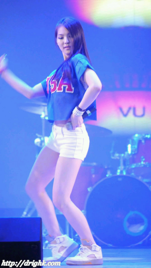 热裤包臀紧身少女 [MP4/593MB]