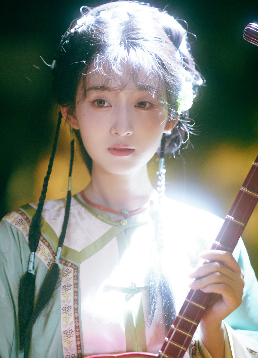 [YITUYU]艺图语 2025.04.27 误入眉眼，可叹惊鸿 一只梳子君 [13P-688MB]