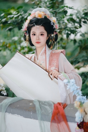 [YITUYU]艺图语 2025.04.10 珠光点染三白妆，墨云深处见芳华 焦糖马奇朵 [15P-1...